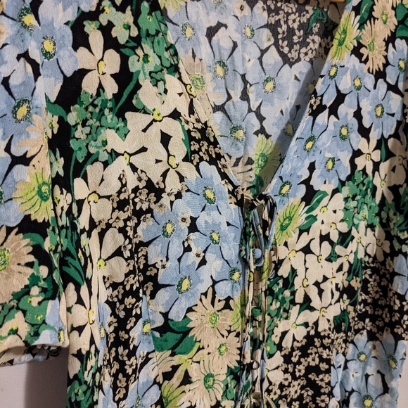 Spring Floral Blouse with Ties and Buttons - Picture 3 of 5